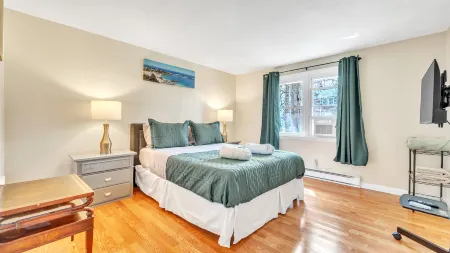 Cozy Retreat - Fully Equipped Kitchen, Plush Amenities