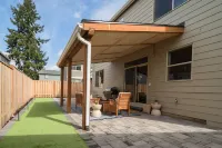 Charming Beaverton, King beds, Game room, 5bdrm! Hotels in Aloha