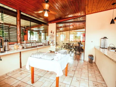 VELINN Pousada Praia do Perequê Отели рядом с достопримечательностью «Ilhabela»