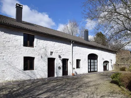 Former Farmhouse in the Upper Ardennes Отели в г. Мане