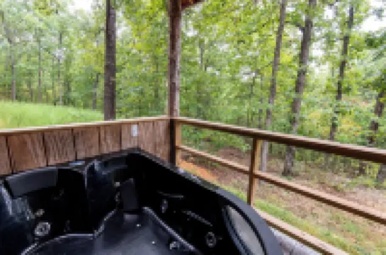 The Windstorm Cabin - Pet-Friendly & a 2-Person Jacuzzi Hot Tub! Hotels in 
