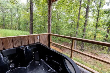 The Windstorm Cabin - Pet-Friendly & a 2-Person Jacuzzi Hot Tub!