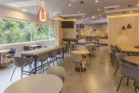 City Express Plus by Marriott Medellin Colombia - موقف سيارات