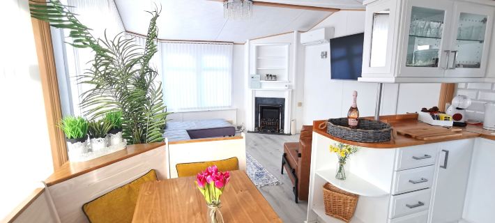 Lakes and Woodlands Overstone Holiday Park Hotels in Northampton