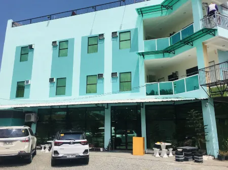 Gmaya Suites Отели рядом с достопримечательностью «Tropicana Beach Resort»