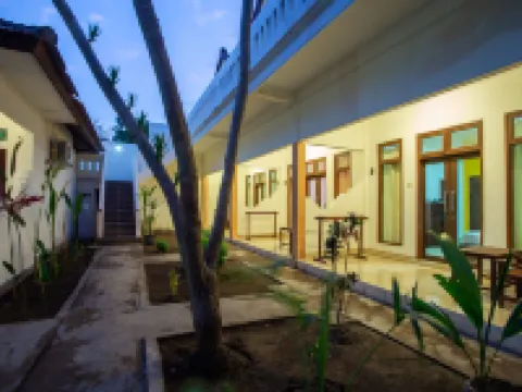 Kidi's Lodge Gilitrawangan Hotels near Surf Point Bongkas