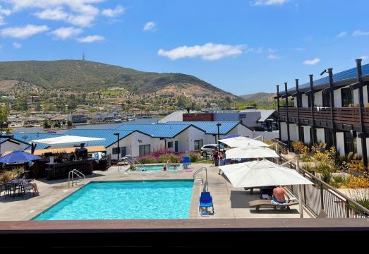 4. 레이크하우스 호..