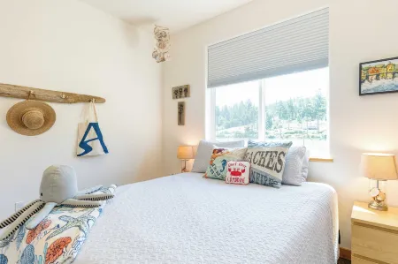 Sisters by the Sound by AvantStay Beach Access