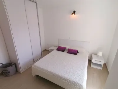 Cozy Sea View Apartments Cora 1 Hotels near Lizard's Beach