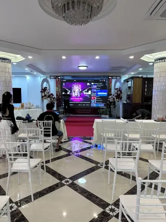 Paris Hotel Отели рядом с достопримечательностью «Ba Chua Xu Temple»