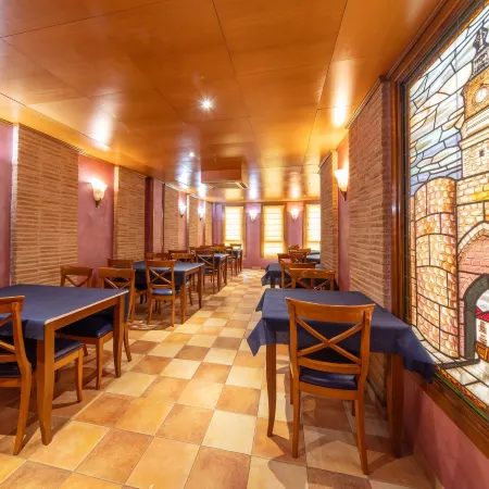 Hostal SIN Recep24H Puerta de la Villa - Pet Friendly & Restaurante
