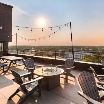 Come stay at our Horizon Hideaway. A modern downtown studio.