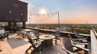 Come stay at our Horizon Hideaway. A modern downtown studio.