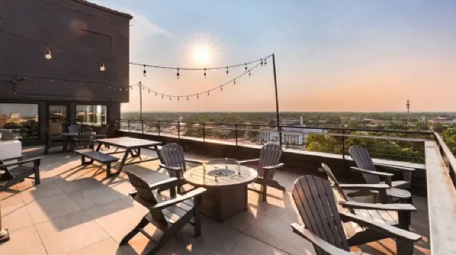 Come stay at our Horizon Hideaway. A modern downtown studio.