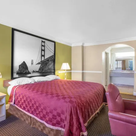 Super 8 by Wyndham Hayward Downtown
