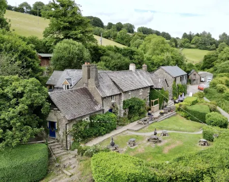 Tarr Farm Inn Отели в г. Туитчен