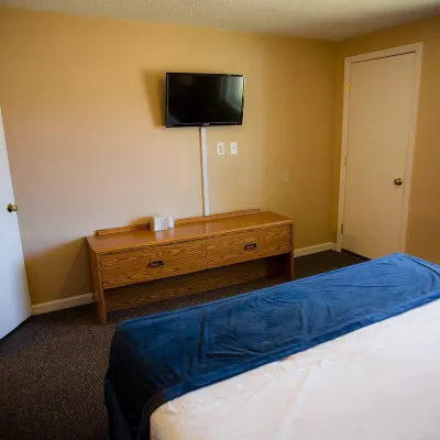 Steelhead Inn Hotels near Asbury Woods