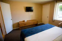 Steelhead Inn - parking