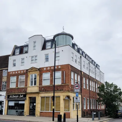 森林之家酒店 鄰近Palmers Green United Reformed Church的酒店