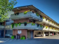 Travelodge by Wyndham Niagara Falls at the Falls Hotels near Rainbow Bridge