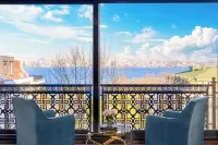 Ezkar Bathonea Art Istanbul - Bergblick