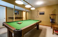 Stoke Cabin by Revelstoke Vacations - 4 stjerner