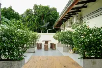 Chan de Bua Hotels in Laem Sing