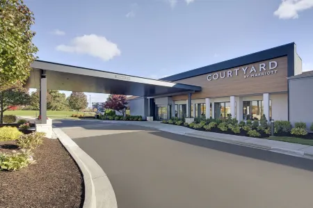 Courtyard Detroit Southfield Отели рядом с достопримечательностью «4 Men»