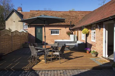 West Mead Cottage Hotels near Green Lane