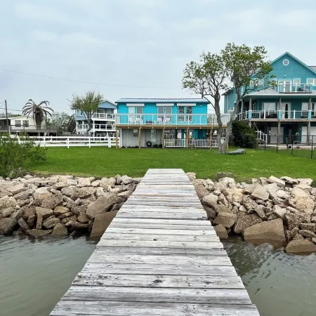 Waterfront 3 Bedroom House, San Leon Tx with Private Fishing Pier Blue Crab Casa