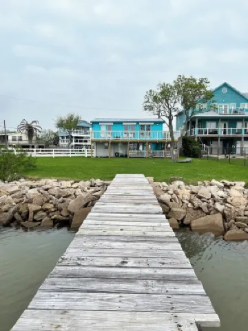 Waterfront 3 Bedroom House, San Leon Tx with Private Fishing Pier Blue Crab Casa