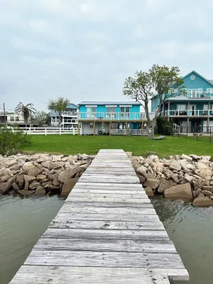 Waterfront 3 Bedroom House, San Leon Tx with Private Fishing Pier Blue Crab Casa Hotel a San Leon