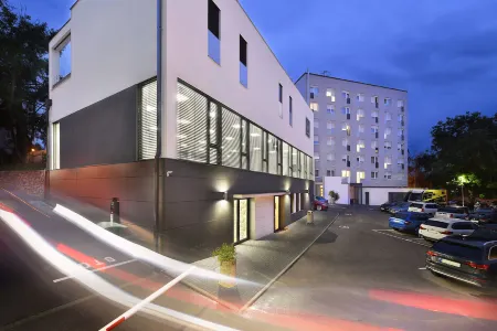 Premium Wellness & Wine Hotel Znojmo Отели в г. Satov