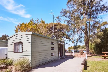 Lorne Foreshore Caravan Park Отели в г. Порт-Дуглас