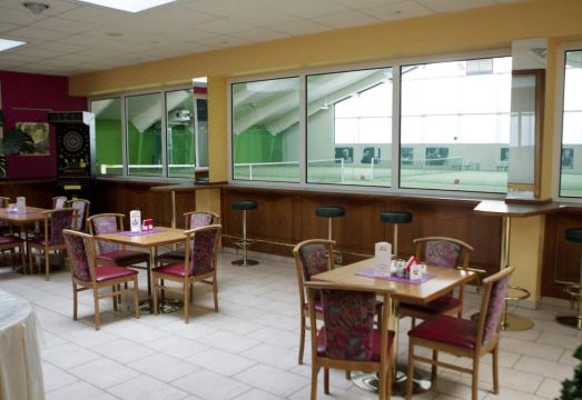 테니스- 운트 프라이차이트첸트룸 노이되르플