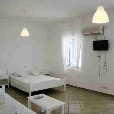 Armadoros Hotel / Ios Backpackers Rooms