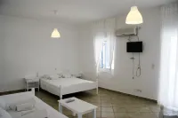 Armadoros Hotel / Ios Backpackers