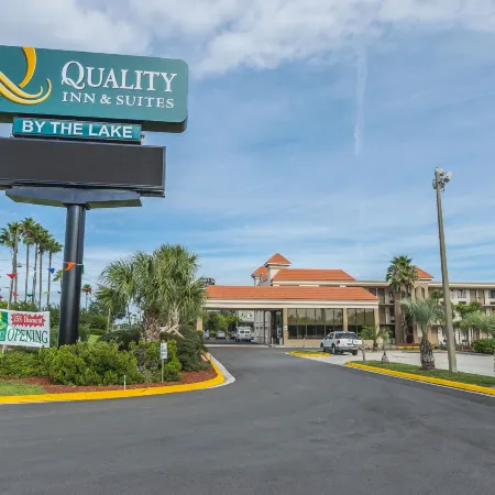Quality Inn & Suites Kissimmee by the Lake Отели рядом с достопримечательностью «Селебрейшн»