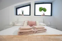 Design Central Apartment - parkir