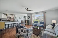 Covered Bridge Haven - 3-bedroom house with themed rooms in Winterset