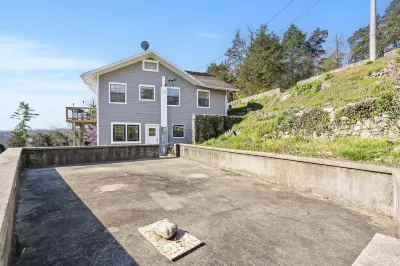 New Listing! WELCOME to your AMAZING RETREAT! Great for couples or families!