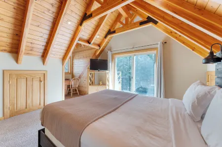 Ember by AvantStay Majestic Entertainers Home w Pine Tree Views & Close to Meek's Bay Отели в г. Tahoma