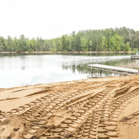 Charming cottage In The Heart of Sugar Camp on Bass Lake - No Cleaning Fee!