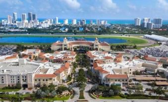 Hallandale Getaway with Pool Near to the Beach - Housity