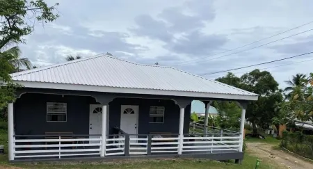 Vee's Country Apartments Отели в г. Morne Caillandre