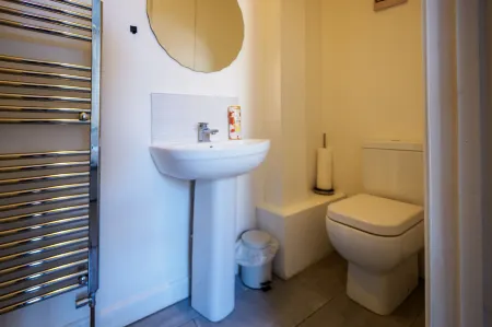 Wood Hus Lodge Cosy Large Family Room 4 Отели рядом с достопримечательностью «Трентам Гарденс»