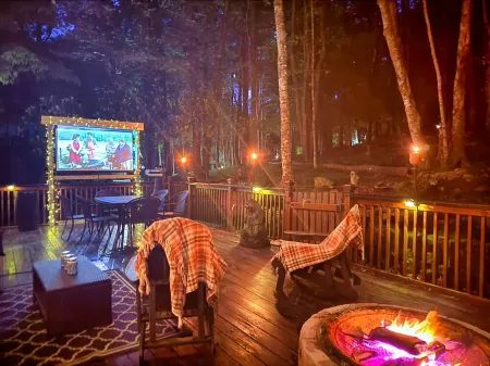 Outdoor Movie Theater/Storybook Chalet Beech Mtn/Vibrant Autumn Colors/Hot Tub