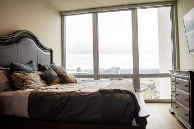Highrise w/amazing views of Dallas!! Hotels in Victory Park