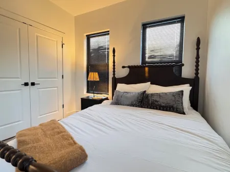 Luxury North Corktown Getaway Отели рядом с достопримечательностью «Joe Louis Monument»