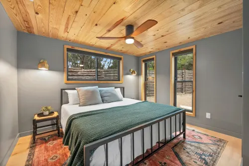 Cozy 2-bedroom cabin in serene Wimberley with WiFi, AC